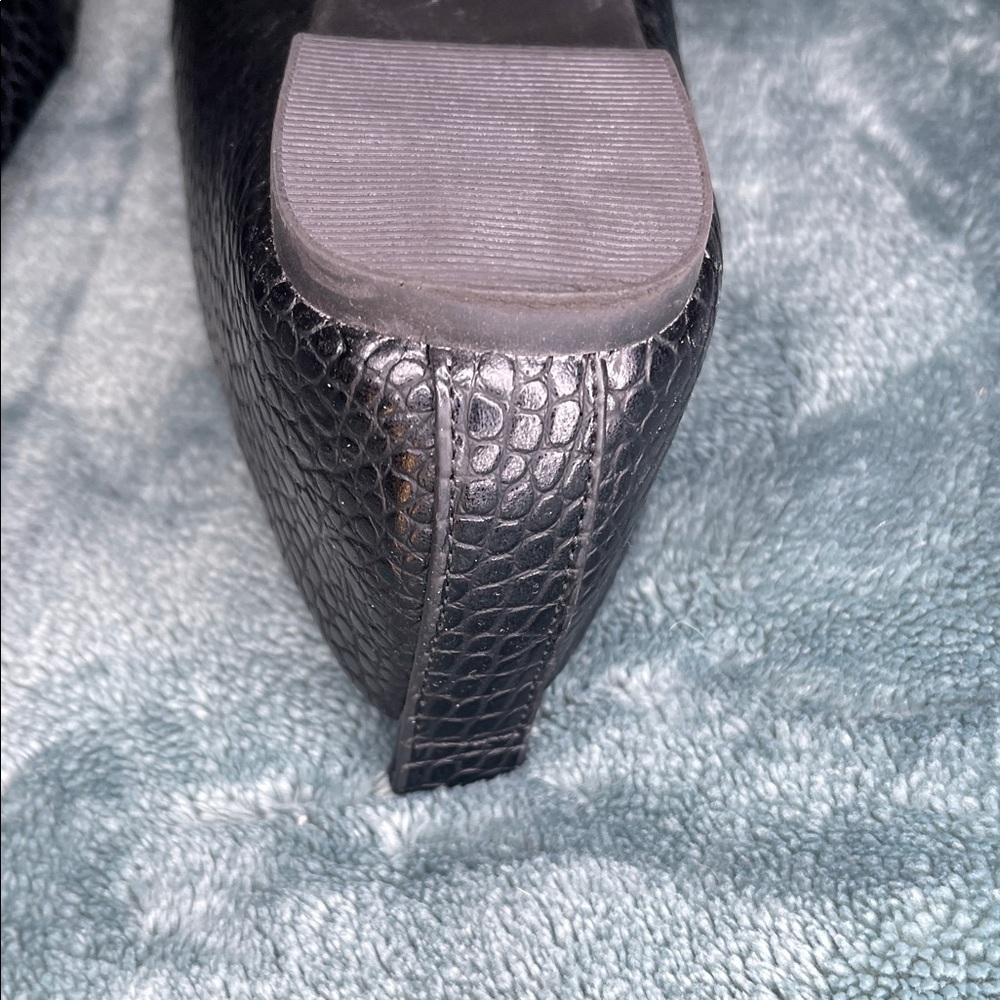 Lulu's 7.5 Black Croc-Embossed Loafers - Picture 7 of 8
